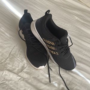 Adidas women’s Cloudfoam sneaker size 9